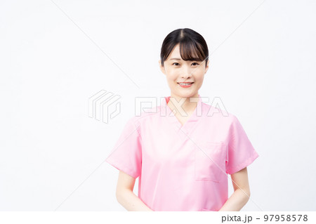 ピンクのスクラブを着た若い女性の看護師 ピンクのスクラブを着た若い女性の看護師 97958578