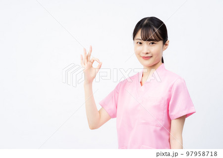 ピンクのスクラブを着た若い女性の看護師（OKサイン） 97958718