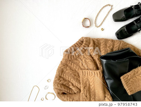 ブラウンセーターとファッション小物のフレーム　コピースペース 97958743