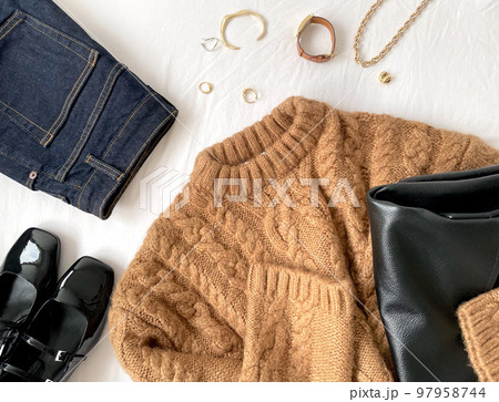 茶色のセーターと黒小物 97958744