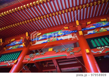 三峯神社　神社　秩父三社　随身門　表参道　仁王門　オオカミ　犬神　狛犬 97958909