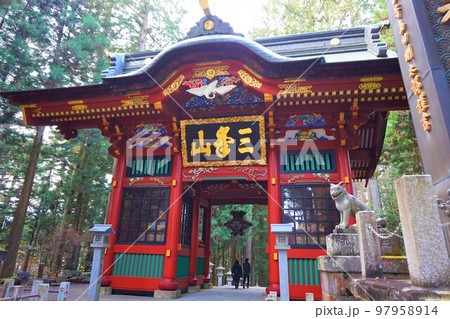 三峯神社　神社　秩父三社　随身門　表参道　仁王門　オオカミ　犬神　狛犬 97958914