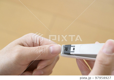 爪を切る 爪を切る 97958927