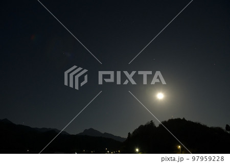 北杜市武川町、師走の満月と火星が西の山の端に掛かる頃 97959228