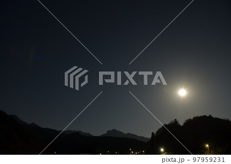 北杜市武川町、師走の満月と火星が西の山の端に掛かる頃 97959231