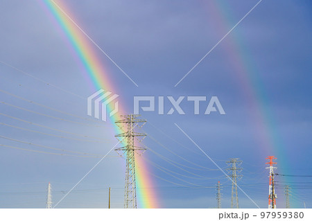 二重の虹(ダブルレインボー)と鉄塔 97959380
