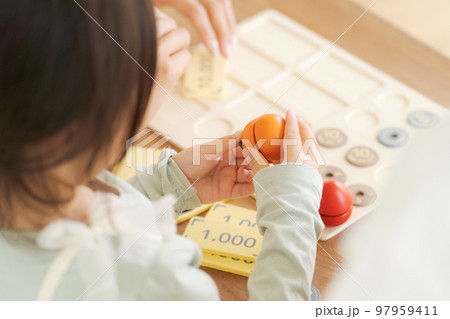 お金の勉強をする親子 97959411