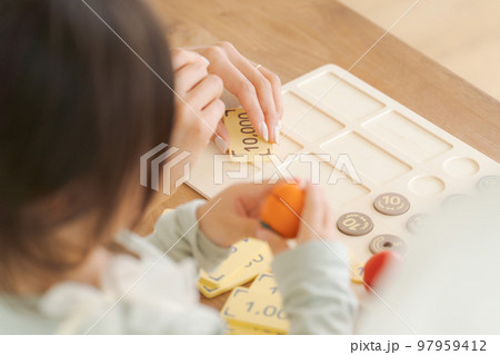 お金の勉強をする親子 97959412