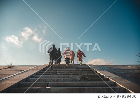 友人5人で青空のもと楽しそうに階段を駆け上がる 友人5人で青空のもと楽しそうに階段を駆け上がる 97959430