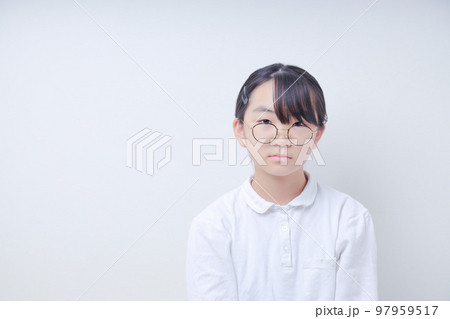 白のポロシャツを着た無表情のメガネ女子 97959517