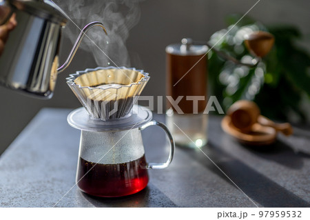 珈琲　コーヒー　ハンドドリップ　ORIGAMI　抽出　湯気　メタルカウンター 97959532