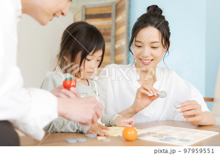 お金の勉強をする親子 97959551