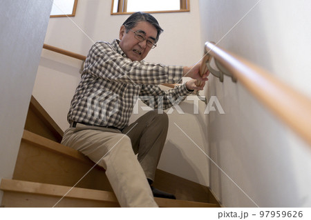 階段で転ぶシニア男性 97959626