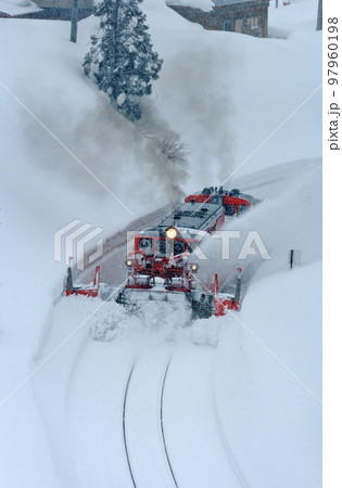 米坂線　羽前松岡ー伊佐領　JR東日本　DD14-317＋DE10-1680（長岡）　特雪 97960198