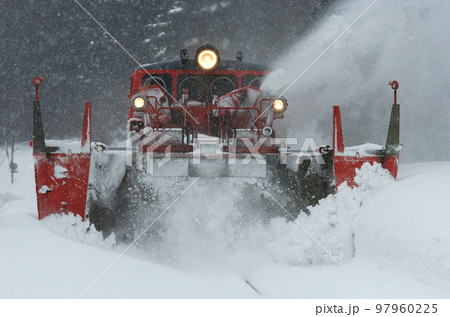 米坂線　羽前松岡ー伊佐領　JR東日本　DD14-317＋DE10-1680（長岡）　特雪 97960225