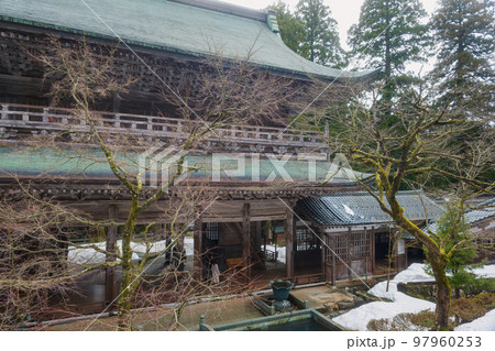 福井 曹洞宗大本山永平寺 山門の雪景色 福井 曹洞宗大本山永平寺 山門の雪景色 97960253