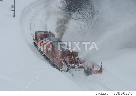 米坂線　羽前松岡ー伊佐領　JR東日本　DD14-317＋DE10-1680（長岡）　特雪 97960276