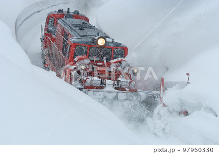 米坂線　羽前松岡ー伊佐領　JR東日本　DD14-317＋DE10-1680（長岡）　特雪 97960330