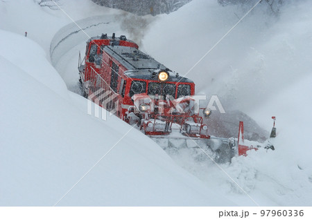 米坂線　羽前松岡ー伊佐領　JR東日本　DD14-317＋DE10-1680（長岡）　特雪 97960336