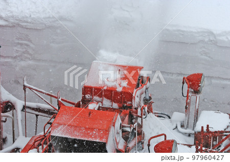 米坂線　羽前松岡ー伊佐領　JR東日本　DD14-317＋DE10-1680（長岡）　特雪 97960427