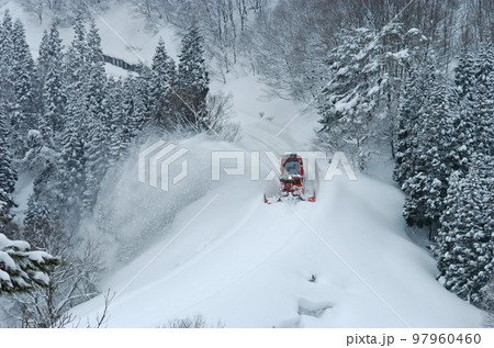 米坂線　羽前松岡ー伊佐領　JR東日本　DD14-317＋DE10-1680（長岡）　特雪 97960460