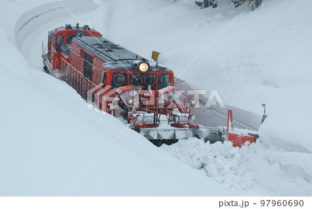 米坂線　羽前松岡ー伊佐領　JR東日本　DD14-317＋DE10-1680（長岡）　特雪 97960690