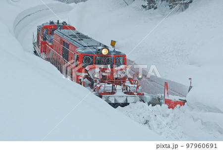 米坂線　羽前松岡ー伊佐領　JR東日本　DD14-317＋DE10-1680（長岡）　特雪 97960691