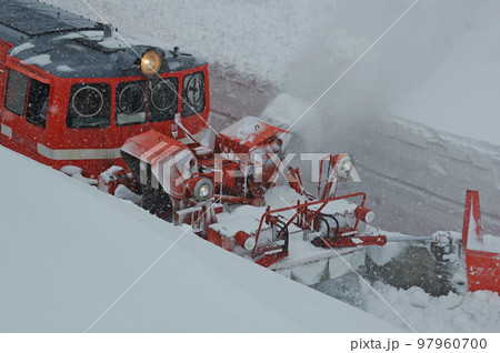 米坂線　羽前松岡ー伊佐領　JR東日本　DD14-317＋DE10-1680（長岡）　特雪 97960700