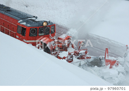 米坂線　羽前松岡ー伊佐領　JR東日本　DD14-317＋DE10-1680（長岡）　特雪 97960701