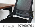 オフィスチェアと木製のテーブル 97960761