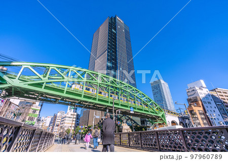 日本の東京都市景観　昌平橋から架道橋や超高層ビルなどを望む。神田明神などへ向かう人々＝1月5日 97960789