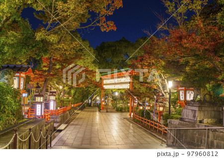 八坂神社　参道　本殿国宝奉祝　夜景 97960812