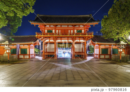 京都　夜の八坂神社　西楼門 97960816