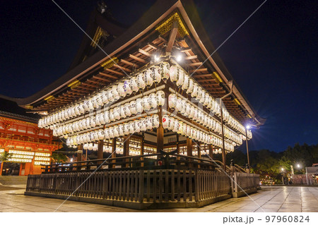 京都　夜の八坂神社　舞殿 97960824