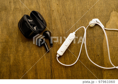 イヤホンで音楽 イヤホンで音楽 97961060