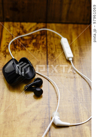 イヤホン　ヘッドフォン 97961069