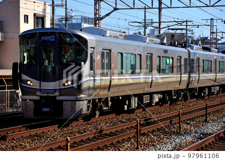山陽線を走る225系新快速電車 山陽線を走る225系新快速電車 97961106