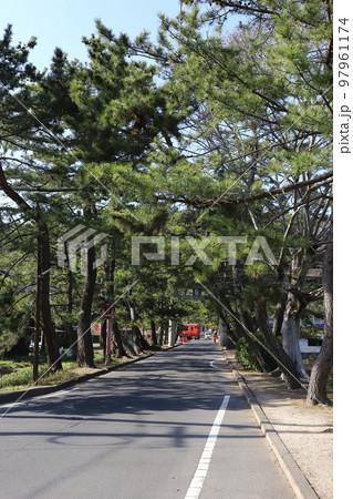 岡山 岡山市 吉備津神社参道とJR吉備線の列車 岡山 岡山市 吉備津神社参道とJR吉備線の列車 97961174