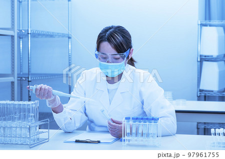 検査をする人 研究員 サイエンス マイクロピペット イメージ素材 検査をする人 研究員 サイエンス マイクロピペット イメージ素材 97961755