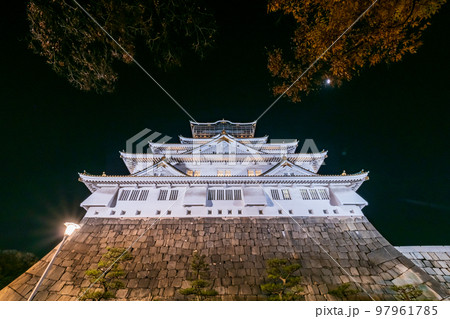 夜空に映える大阪城のライトアップ 夜空に映える大阪城のライトアップ 97961785