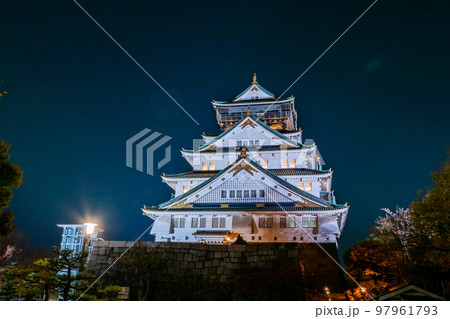 夜空に映える大阪城のライトアップ 夜空に映える大阪城のライトアップ 97961793