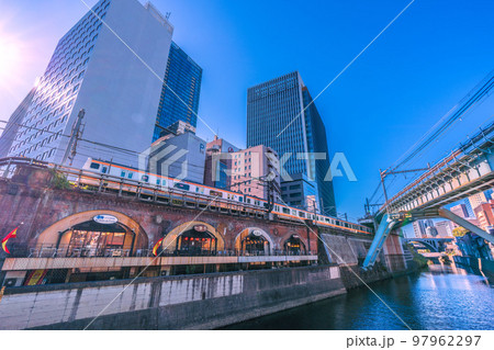 日本の東京都市景観　昌平橋から高架橋下の居酒屋や御茶ノ水駅方向・聖橋付近を望む 97962297