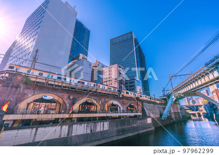 日本の東京都市景観 昌平橋から高架橋下の居酒屋や御茶ノ水駅方向・聖橋付近を望む 日本の東京都市景観 昌平橋から高架橋下の居酒屋や御茶ノ水駅方向・聖橋付近を望む 97962299