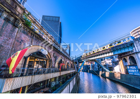 日本の東京都市景観　昌平橋から高架橋下の居酒屋や御茶ノ水駅方向・聖橋付近を望む 97962301