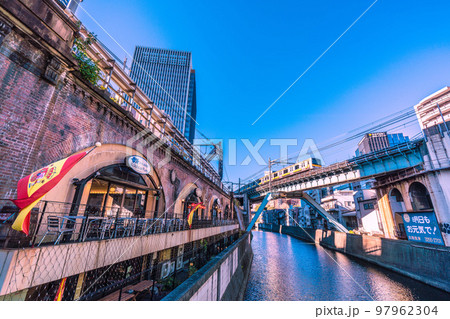 日本の東京都市景観 昌平橋から高架橋下の居酒屋や御茶ノ水駅方向・聖橋付近を望む 日本の東京都市景観 昌平橋から高架橋下の居酒屋や御茶ノ水駅方向・聖橋付近を望む 97962304