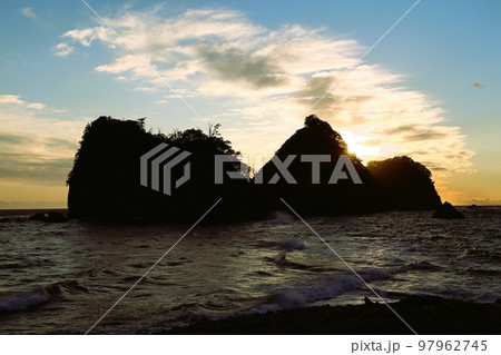 瀬浜海岸の夕陽、トンボロ現象、夕陽、波 97962745