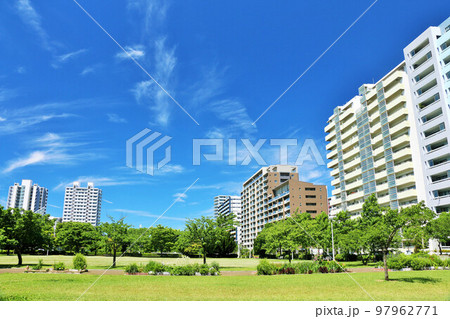 青空のマンションと公園風景 97962771