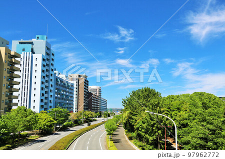 青空の街並み 97962772