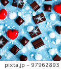 魅力的な雪とバレンタインチョコレート 魅力的な雪とバレンタインチョコレート 97962893