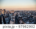 晴れ間の都会 97962902
